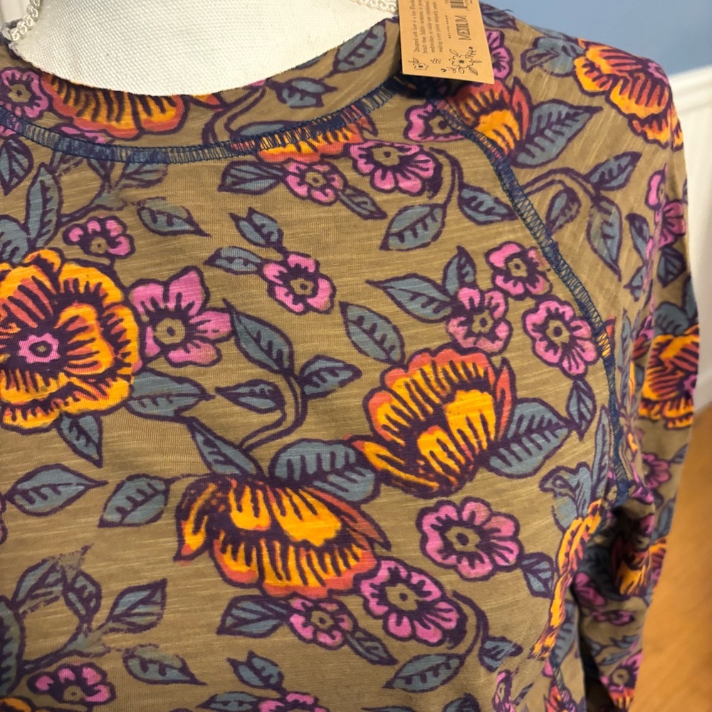 NATURAL LIFE Lily Cotton Long Sleeve T-Shirt in Woodcut Floral Bronze - Picture 8 of 8